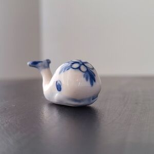 Delftware 🔵⚪ hand painted miniature ceramic whale 🐋